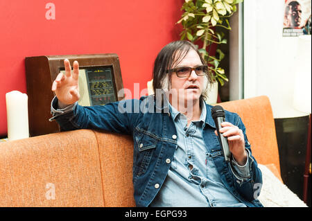 Anton newcombe essendo intervista a chinwag a Leeds Foto Stock