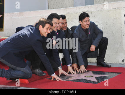 LOS ANGELES, CA - Ottobre 9, 2014: gruppo Pop New Kids on the Block - il cavaliere del Giordano, Jonathan Knight, Donnie Wahlberg, Joey mcintyre & legno di Danny - su Hollywood Boulevard in cui essi sono stati premiati con il 2,530th della stella sulla Hollywood Walk of Fame. Foto Stock