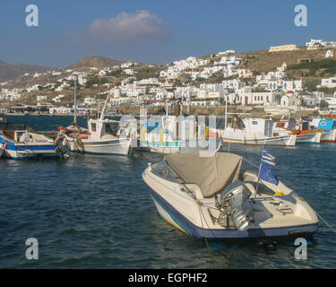 Chora, a Mykonos, Grecia. 3° Ott, 2004. Barche da pesca e da diporto sono ancorate oppure all'ancoraggio, nel vivace e pittoresco porto vecchio di Chora, Mykonos, con il distintivo edifici imbiancati del villaggio come un contesto scenico. Un turista preferito, Mykonos attira grandi numeri ogni anno e il turismo è una grande industria. © Arnold Drapkin/ZUMA filo/Alamy Live News Foto Stock