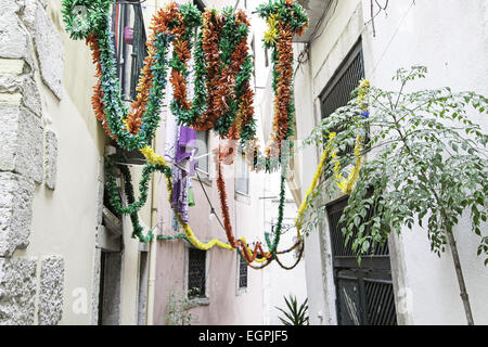 Antico e storico vicolo in Lisbona, dettaglio di una vecchia strada del quartiere storico, turismo in Portogallo Foto Stock