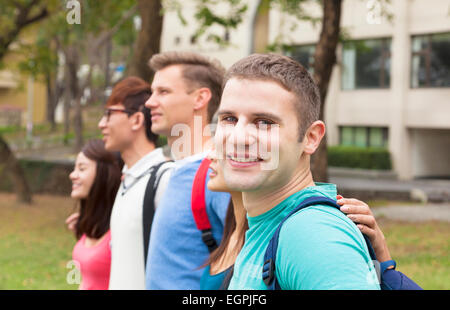 Felice gruppo di studenti in piedi insieme Foto Stock