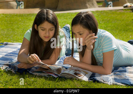 Gli adolescenti Tween tween interracial multi razziale teens amicizia appendere fuori gara di misto adolescenti giovane persone Leggi la rivista insieme signor © Myrleen Pearson Foto Stock