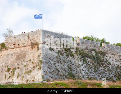 RETHIMNO, Grecia - 3 ottobre 2014: Bandiera Greca presso la Fortezza veneziana o Cittadella nella città di Rethimno sull isola di Cret Foto Stock
