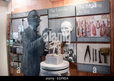 Il Lincoln Memorial espone Washington DC // WASHINGTON DC, le mostre al piano inferiore del Lincoln Memorial descrivono la costruzione del monumento e l'eredità di Abraham Lincoln. Lo spazio del museo, situato sotto la camera principale, presenta esposizioni sull'architettura e la storia del monumento. Le mostre interpretative del National Park Service spiegano il significato e il processo di costruzione del monumento. Foto Stock