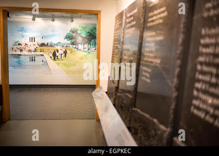 Il Lincoln Memorial espone Washington DC // WASHINGTON DC, le mostre al piano inferiore del Lincoln Memorial descrivono la costruzione del monumento e l'eredità di Abraham Lincoln. Lo spazio del museo, situato sotto la camera principale, presenta esposizioni sull'architettura e la storia del monumento. Le mostre interpretative del National Park Service spiegano il significato e il processo di costruzione del monumento. Foto Stock