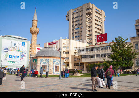 Izmir, Turchia - 5 Febbraio 2015: turisti camminando sulla piazza Konak vicino antico Camii la moschea, Izmir, Turchia Foto Stock