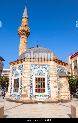 Izmir, Turchia - 5 Febbraio 2015: antica moschea Camii sulla piazza Konak, Izmir, Turchia Foto Stock