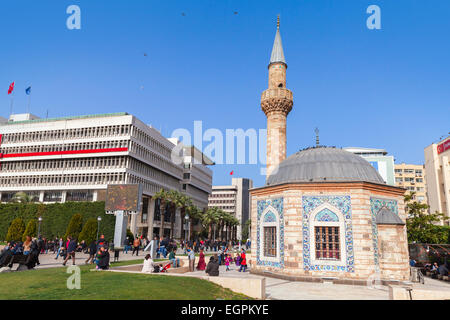 Izmir, Turchia - 5 Febbraio 2015: turisti camminare vicino a antica moschea Camii sulla piazza Konak, Izmir, Turchia Foto Stock