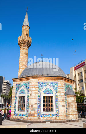 Izmir, Turchia - 5 Febbraio 2015: turisti camminare vicino a antica moschea Camii sulla piazza Konak, Izmir, Turchia Foto Stock