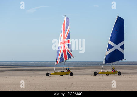 Due land yachts, una con una bandiera britannica la vela, l'altra con lo scozzese si intraversa, su una spiaggia Foto Stock