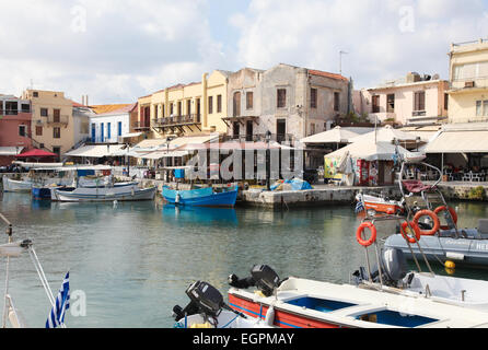 RETHIMNO, Grecia - 3 ottobre 2014: vista sul vecchio porto veneziano e la città di Rethimno sull isola di Creta, Grecia. Foto Stock