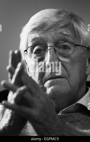 Barnsley, Regno Unito. Il 30 ottobre 2014. Sir Michael Morbo di Parkinson come guest editor a Barnsley Chronicle. Immagine: Scott Bairstow/Alamy Foto Stock