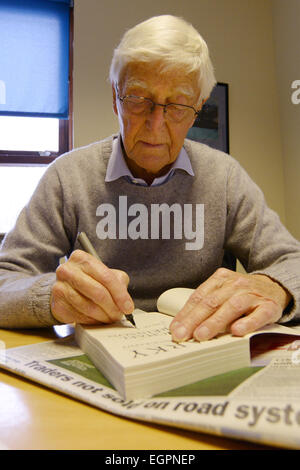 Barnsley, Regno Unito. Il 30 ottobre 2014. Sir Michael Morbo di Parkinson firma il suo libro a Barnsley Chronicle. Immagine: Scott Bairstow/Alamy Foto Stock