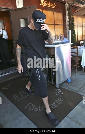 Justin Bieber si nasconde sotto un'Oakland Raiders cappuccio come egli lascia il Pastaio ristorante di Beverly Hills offre: Justin Bieber dove: Los Angeles, California, Stati Uniti quando: 26 Ago 2014 Foto Stock