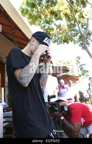 Justin Bieber si nasconde sotto un'Oakland Raiders cappuccio come egli lascia il Pastaio ristorante di Beverly Hills offre: Justin Bieber dove: Los Angeles, California, Stati Uniti quando: 26 Ago 2014 Foto Stock