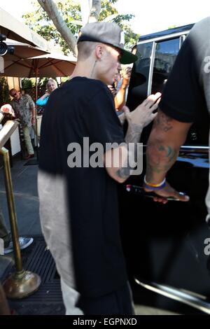 Justin Bieber si nasconde sotto un'Oakland Raiders cappuccio come egli lascia il Pastaio ristorante di Beverly Hills offre: Justin Bieber dove: Los Angeles, California, Stati Uniti quando: 26 Ago 2014 Foto Stock