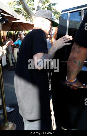 Justin Bieber si nasconde sotto un'Oakland Raiders cappuccio come egli lascia il Pastaio ristorante di Beverly Hills offre: Justin Bieber dove: Los Angeles, California, Stati Uniti quando: 26 Ago 2014 Foto Stock