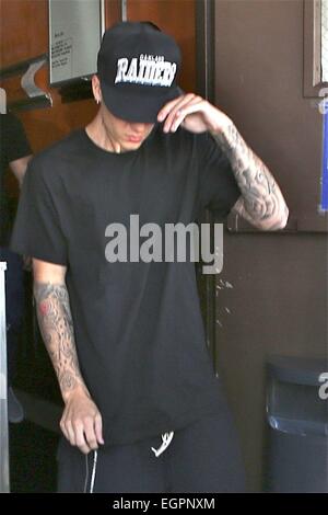 Justin Bieber si nasconde sotto un'Oakland Raiders cappuccio come egli lascia il Pastaio ristorante di Beverly Hills offre: Justin Bieber dove: Los Angeles, California, Stati Uniti quando: 26 Ago 2014 Foto Stock