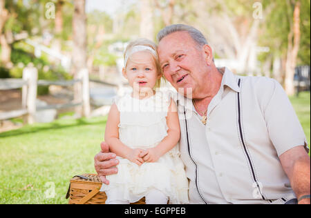Amare il nonno e la nipote avvolgente al di fuori del parco. Foto Stock