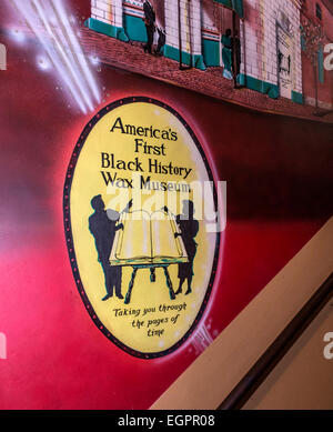 Baltimore, Maryland, Stati Uniti d'America. 28 Feb, 2015. Graphics adornano una parete scalinata a livello nazionale grande neri nel Museo delle cere. © Brian Cahn/ZUMA filo/Alamy Live News Foto Stock