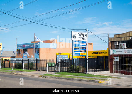 Auto industriale pneumatico e officine in brookvale, ampiamente sobborgo industriale di Sydney, Australia Foto Stock