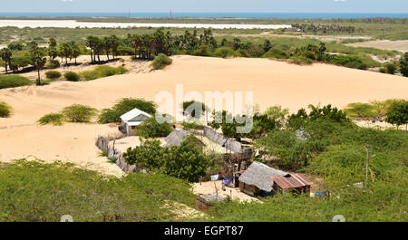 Lonely povero indiano case di villaggio a Rameswaram Dhanushkodi Regione di confine del Tamil Nadu India Foto Stock