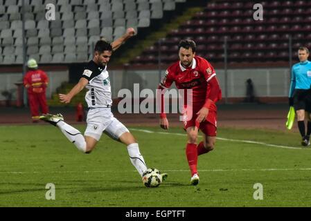 28 febbraio 2015: il giocatore # e giocatore # della dinamo Bucarest in azione durante la Liga io gioco tra FC Dinamo Bucharest ROU e FC Universitatea Cluj ROU a "inamo'' Stadium, Romania ROU. Catalin Soare/www.sportaction.ro Foto Stock