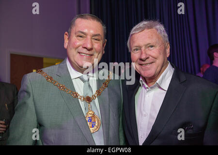 Walsall, West Midlands, Regno Unito. Il 28 febbraio 2015. Grande centro TV: Assessore Pete Smith Sindaco di Walsall sinistra con il presentatore emittente David Hamilton a destra al lancio del nuovo Midlands stazione televisiva. Grande centro TV è la nuova stazione televisiva locale per le Midlands - Birmingham Walsall, Wolverhampton, Solihull e il Black Country. Il canale è andato in onda su canale Freeview 8 a 6pm sabato 28 febbraio 2015. La stazione serve un pubblico potenziale di 2,3 milioni circa di Birmingham e il Black Country. Credito: Giovanni Henshall/Alamy Live News PER0451 Foto Stock