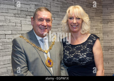 Walsall, West Midlands, Regno Unito. Il 28 febbraio 2015. Assessore Pete Smith Sindaco di Walsall con Monica Prezzo presentatore della buona tazza di tè programma TV in occasione del lancio del nuovo Midlands stazione televisiva. Grande centro TV è la nuova stazione televisiva locale per le Midlands - Birmingham Walsall, Wolverhampton, Solihull e il Black Country. Il canale è andato in onda su canale Freeview 8 a 6pm sabato 28 febbraio 2015. La stazione serve un pubblico potenziale di 2,3 milioni circa di Birmingham e il Black Country. Credito: Giovanni Henshall/Alamy Live News PER0447 Foto Stock