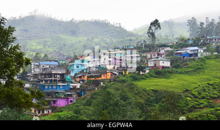 Munnar Town a Kerala India situato nel mezzo della neve riempito i Ghati Occidentali montagne e valli di piantagioni di tè Foto Stock