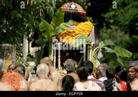 Devoti indù prendere la processione del Signore Subramanya swamy nelle strade con murugan kavadi in Hyderabad, India su Aprile 13,2014. Foto Stock