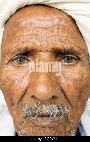 Closeup ritratto di Indian vecchio contadino su Aprile 14,2012 In Hyderabad, India Foto Stock