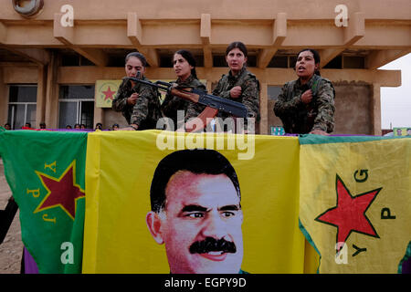 Le donne combattenti delle unità di protezione delle donne YPJ prendono giuramento Combattere l'ISIS o l'ISIL durante una cerimonia di laurea in Un campo di addestramento in al Hasakah o distretto di Hassakeh conosciuto Come Rojava la regione autonoma de facto curda originaria E costituito da tre cantoni autonomi nel nord della Siria Foto Stock