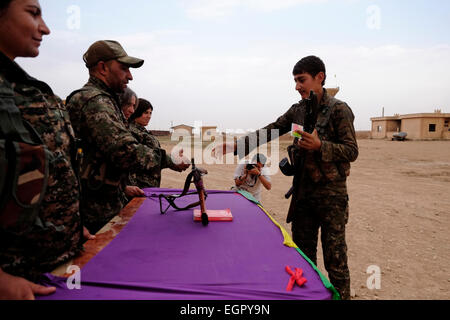 I combattenti delle unità di protezione del popolo curdo YPG giurano Combattere l'ISIS o l'ISIL durante una cerimonia di laurea in Un campo di addestramento in al Hasakah o distretto di Hassakeh conosciuto Come Rojava la regione autonoma de facto curda originaria E costituito da tre cantoni autonomi nel nord della Siria Foto Stock