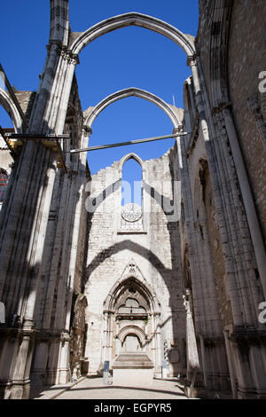 Lisbona, Portogallo, rovine del XIV-XV secolo gotico chiesa Igreja do Carmo, danneggiata dal terremoto del 1755. Foto Stock