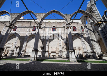 Lisbona, Portogallo, rovine del XIV-XV secolo gotico chiesa Igreja do Carmo, danneggiata dal terremoto del 1755. Foto Stock