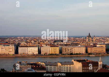 Città di Budapest al tramonto in Ungheria. Vista dal lato di Buda sul fiume Danubio e Pest cityscape. Foto Stock