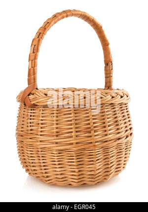 Cesto in Vimini isolati su sfondo bianco Foto Stock