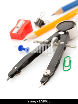 Compasso di disegno e forniture isolate su sfondo bianco Foto Stock