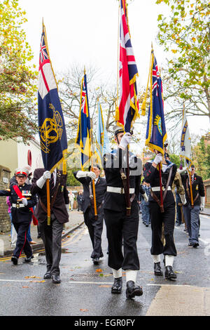 Ricordo Domenica di novembre a Ramsgate nel Regno Unito. Parade guidato da veterani con standard che marciano verso lo spettatore attraverso la strada cittadina. Foto Stock