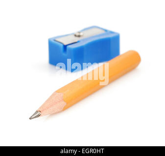 Matita e sharpener isolati su sfondo bianco Foto Stock