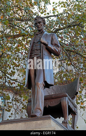 Statua del presidente Abraham Lincoln, la piazza del Parlamento, Westminster, London, Regno Unito. Foto Stock