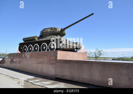 Serbatoio sul piedistallo. Situato sulla vittoria memorial nel capitale di Yakutia, Yakutsk. Foto Stock