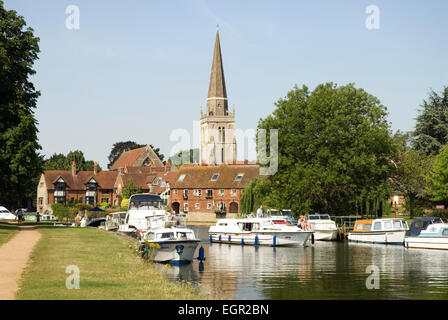 Berks - Abingdon - Fiume Tamigi - imbarcazioni da diporto - sfondo sui tetti della città + C13 steeple di St Helen's chiesa - un sole luminoso Foto Stock