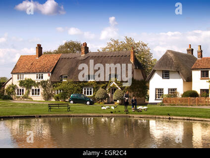 Bucks - Haddenham - Chiesa fine - cottages - laghetto - visitatori anatre di alimentazione - fine giornata estiva - cielo blu - riflessioni Foto Stock