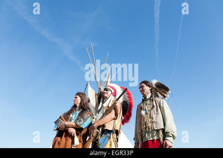 Un gruppo di Indiani del Nord America contro il cielo blu Foto Stock