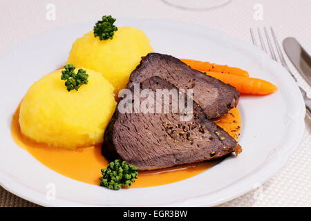 Arrosto di manzo, due gnocchi in salsa di Hunter, close up Foto Stock