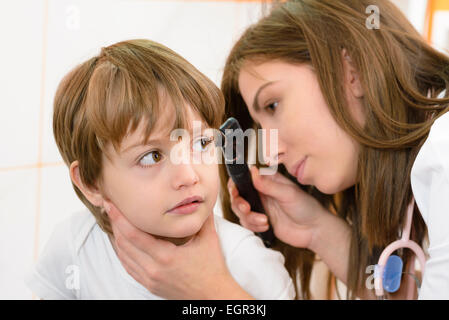 Otolaryngologist esaminando un capretto orecchio in una clinica Foto Stock