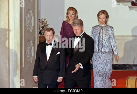 Il Presidente degli Stati Uniti Bill Clinton accompagna il Presidente della Repubblica ceca Vaclav Havel, prima signora Hillary Rodham Clinton e Havel la moglie Dagmar Havlova durante una cena di stato accogliente Havel alla Casa Bianca, il 16 settembre 1998 a Washington, DC. Foto Stock