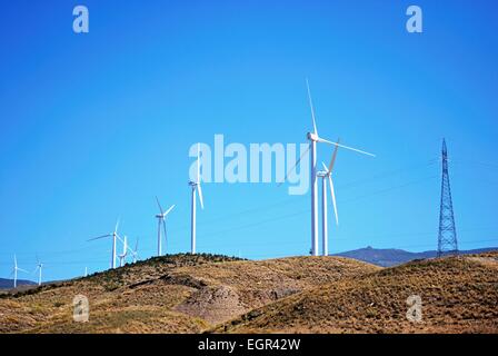 Generatori a vento sulla collina nella campagna spagnola, Almeria, provincia di Almeria, Andalusia, Spagna, Europa occidentale. Foto Stock